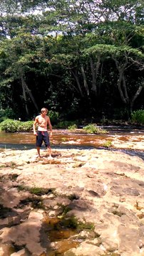 Ce taré saute du haut d'une chute d'eau de 50m... Dingue