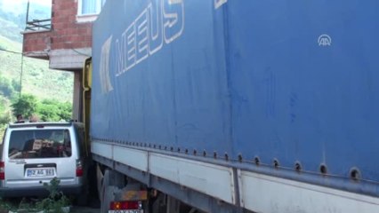 Tır Park Halindeki 10 Araca Çarptı: 9 Yaralı