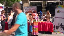 “Parimi Kulturor” shpërndan bakllava në qendër të Shkupit