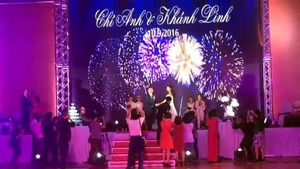 Chí Anh công khai tỏ tình và ôm hôn vợ thắm thiết trong lễ cưới