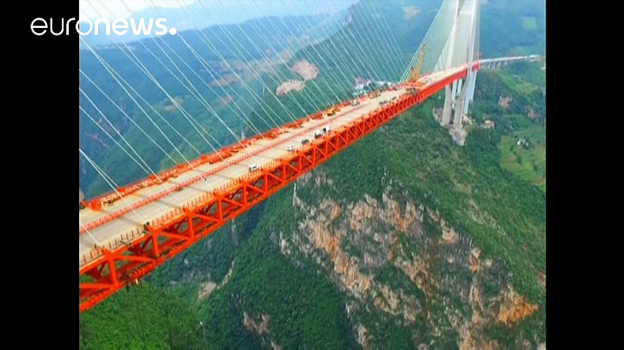 Chine : assemblage du pont suspendu le plus haut du monde