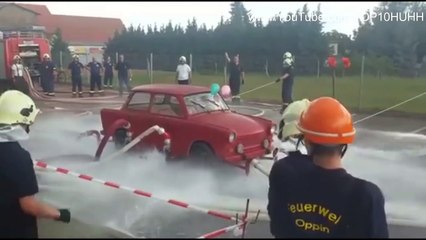 Vatrogasci spojili crijeva na stari trabant