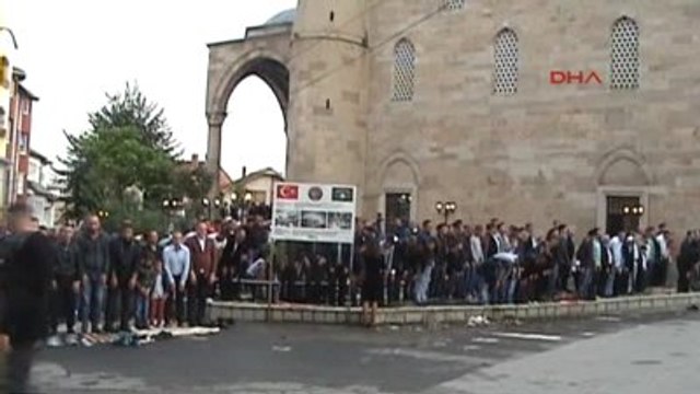 Kosova'da Müslümanlar Bayram Namazı İçin Camilere Akın Etti