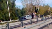 #EsDeFantasma - En contramano por una autopista y atropello a una moto