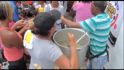 Habitantes de Petare en Venezuela comparten un plato de sopa ante el hambre