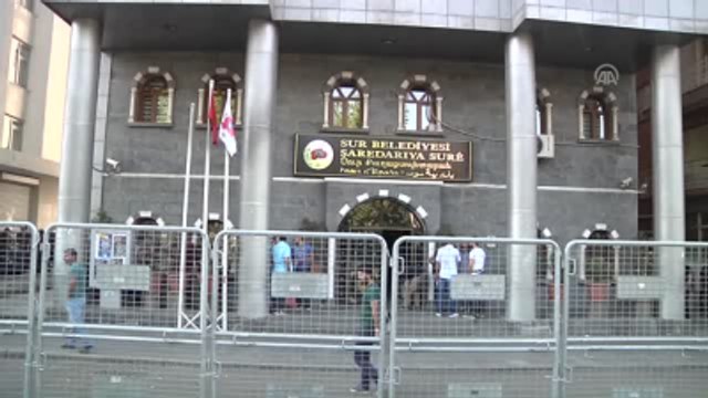 Kayyum Atanan Sur Belediyesi'ne Polis Baskını