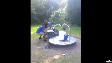 Des jeunes dans un parc pour enfant avec un scooter