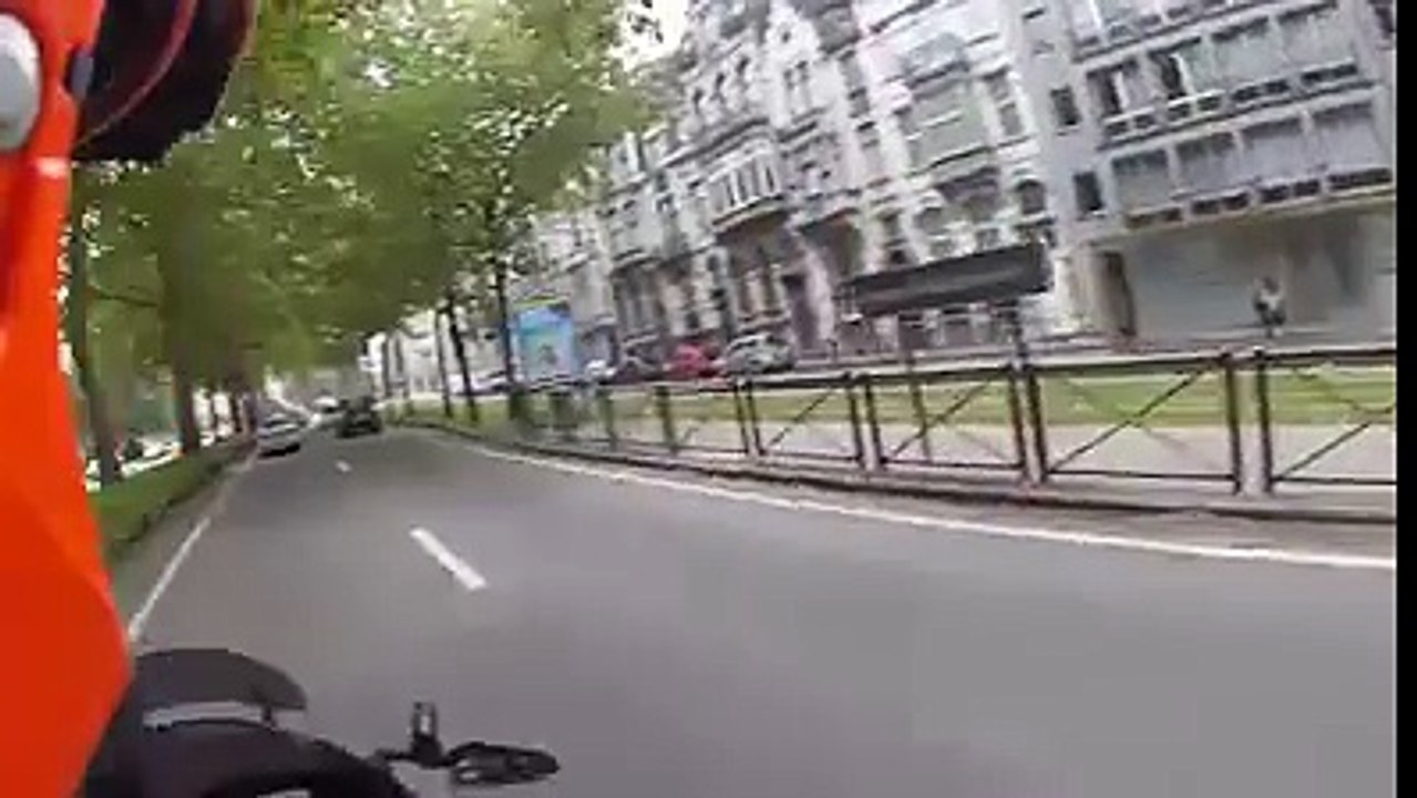Ce motard nous montre les dangers de rouler en ville à moto... Ne Soyez Pas Désolé, Soyez Attentif