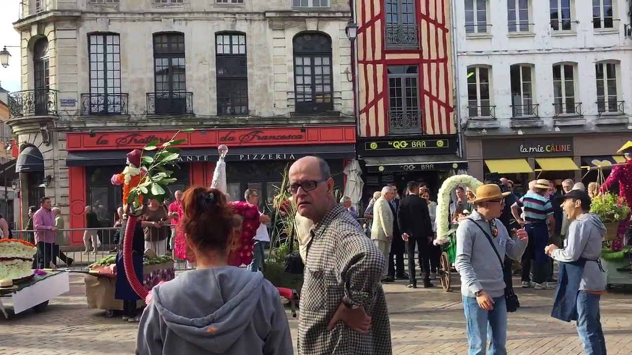 Sur le parvis de la Cathédrale