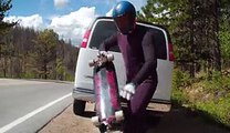 A 143 kmh, il bat le record de vitesse en skateboard