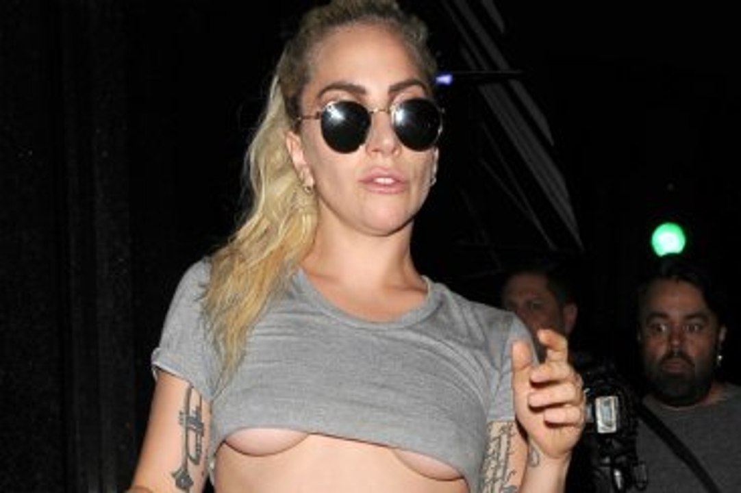 Lady Gaga Dekolte İşini Abarttı