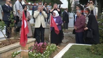 Başbakan Yıldırım, 15 Temmuz Şehitlerinin Mezarlarını Ziyaret Etti