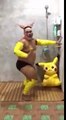 un homme se prend pour un Pikachu Pokemon