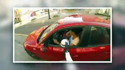 Génial ! A bord de sa moto, une jeune femme donne une bonne leçon aux citadins pollueurs