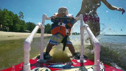 Voici le plus jeune bébé qui pratique le ski nautique. Elle n'a que 6 mois