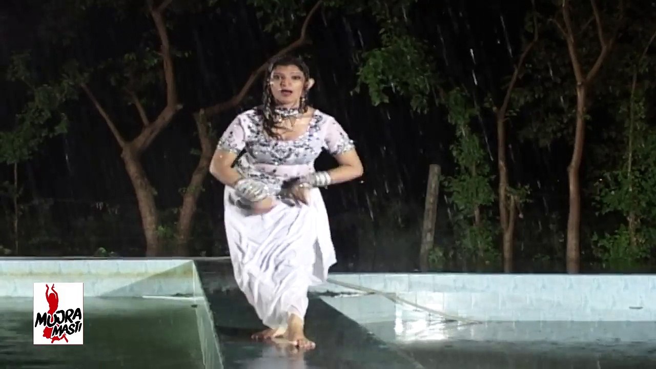 NIMRA IN RAIN MUJRA - BADLAN CHON VASIYAN NE KANIYAN - PAKISTANI MUJRA DANCE