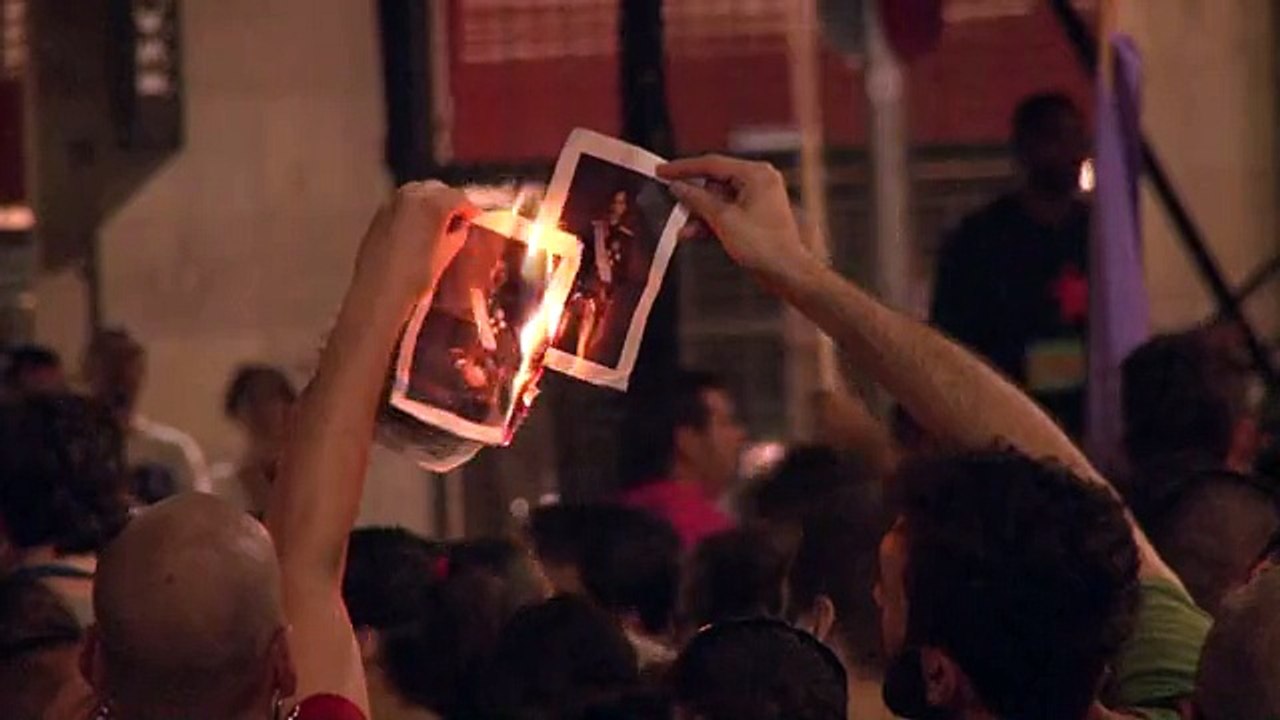 Manifestants de l'Esquerra Independentista cremen fotografies del rei espanyol Felipe VI