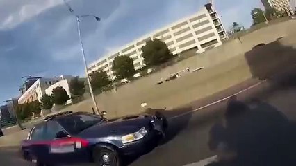 un policier lui demande de faire une roue arrière !! puis .... à voir