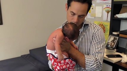 Ce que cet homme fait à un bébé de 4 jours a littéralement affolé la toile. À voir absolument!