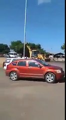 Poster de hierro aplasta carro debido a un error de una pala mecanica