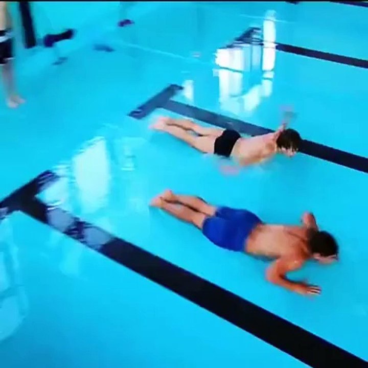 video drole - ils nagent dans une piscine dans eau