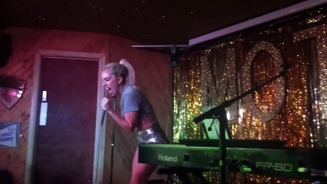 Lady Gaga chante Perfect Illusion dans un petit club à Londres