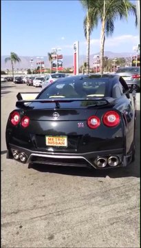 Il achète une Nissan GTR de luxe et se la fait voler 1h après et détruire