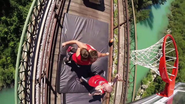 Les Dunking Devils enchaînent les dunks sur un train en mouvement !