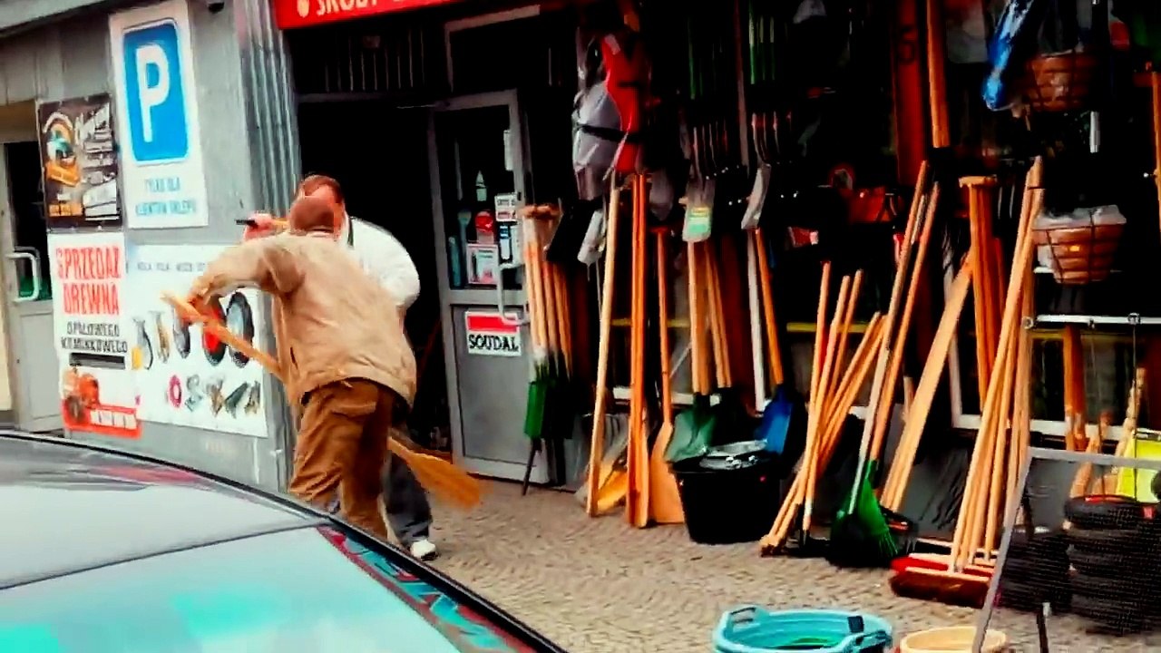 2 gars bourrés de battent à coup de rames dans la rue!