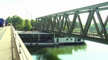 ألمانيا: مقتل شخصين في اصطدام سفينة سياحية بجسر قطارات