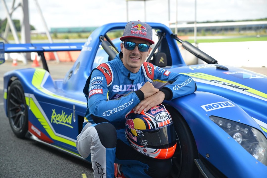 Maverick Viñales se lo pasa en grande al volante de un Radical SR3