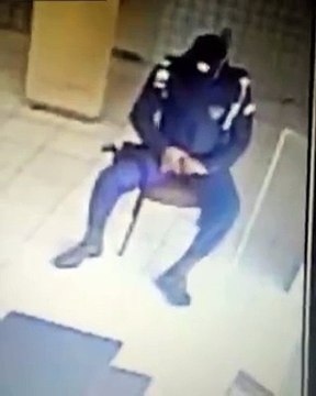 Un policier s’ennuie et finit par se tirer dans la jambe avec son pistolet