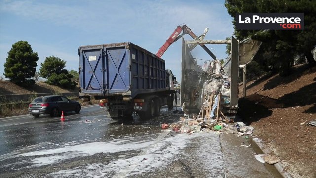 A55 : le chargement d'un camion part en fumée