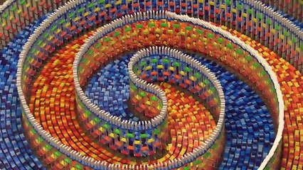 La chute d'une triple spirale de 15 000 dominos