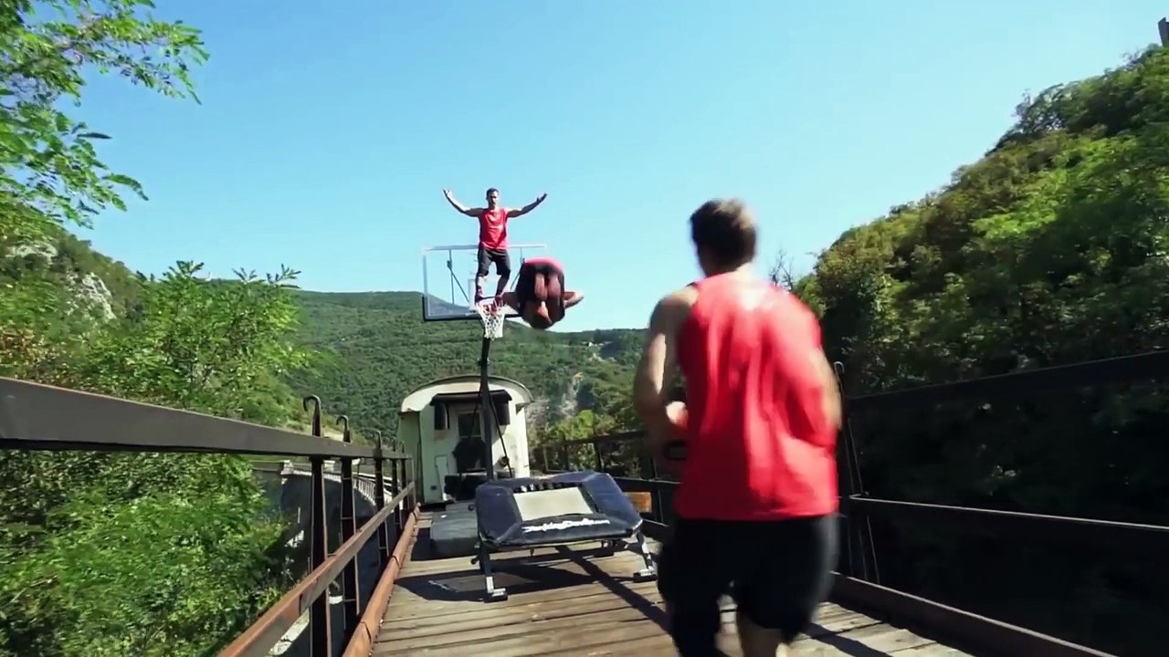 Ils réalisent des dunks sur un train