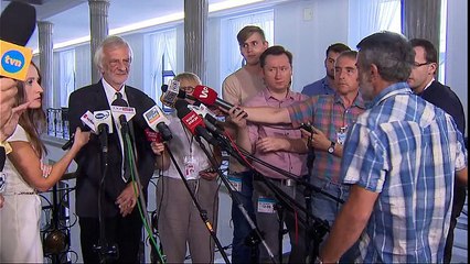 Szarpanina i Bójka w Sejmie podczas konferencji wicemarszałka Terleckiego. Dopiero pięciu strażników dało mu radę.