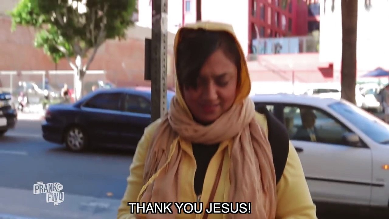 Ils courent vers ce sans-abri avec un seau et ce qu’ils font en réalité est génial !