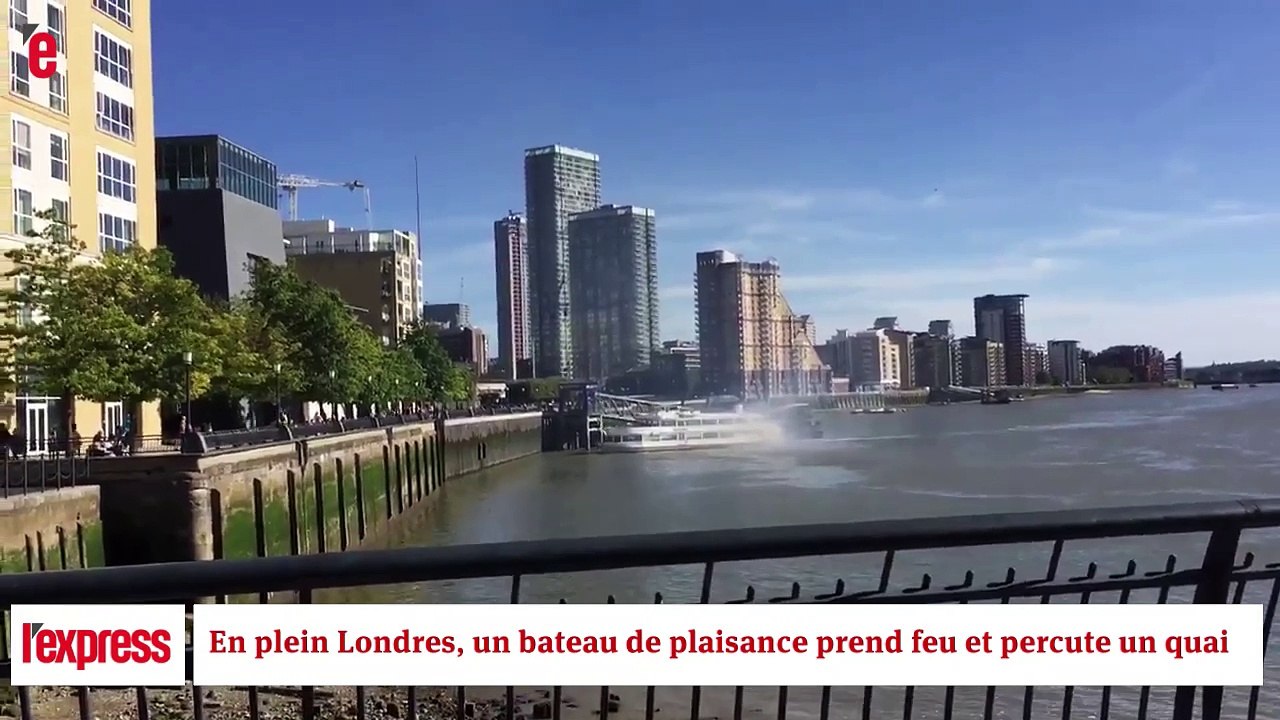 En plein Londres, un bateau de plaisance prend feu et percute un quai