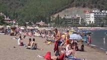 Muğla Marmaris'te Bayram 1'inci Günü Tatilciler Plajları Doldurdu