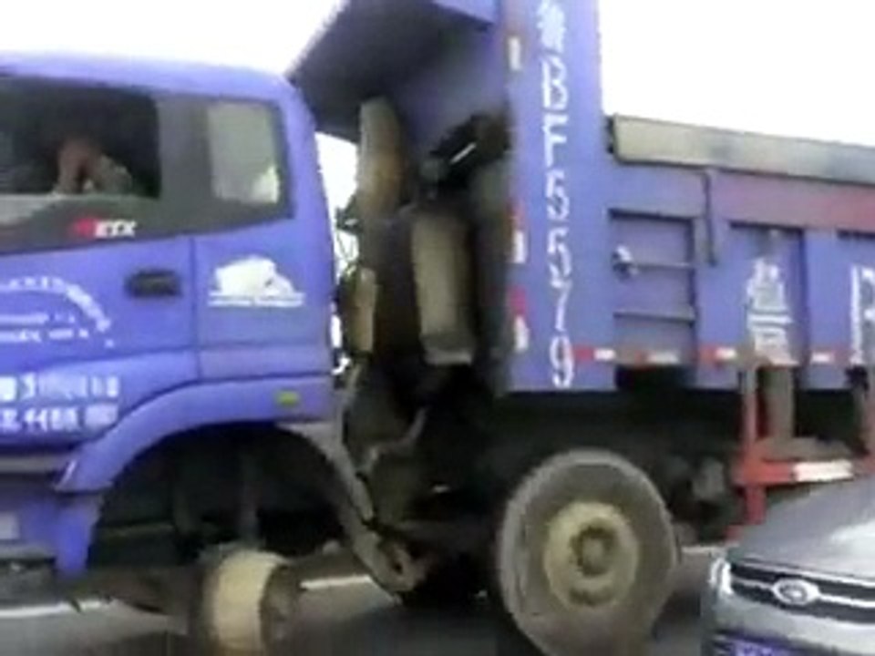 OMG... Tyreless Lorry