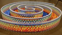 video drole - chute de 15 000 dominos en spirale