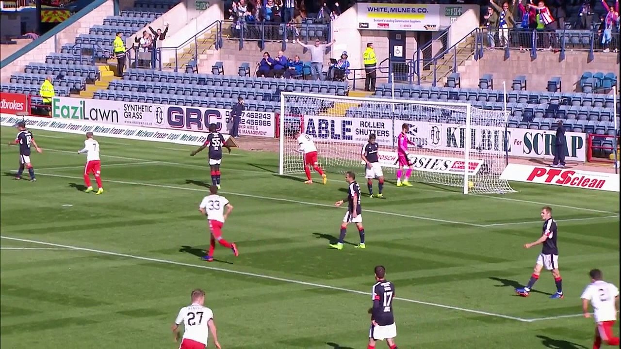 Zap Foot du 12 septembre: la bicyclette d'un ancien joueur de Tottenham, une reprise de volée à plus de 30m, un tour du monde-panier etc.