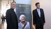 Gänswein stellt Papst-Buch 