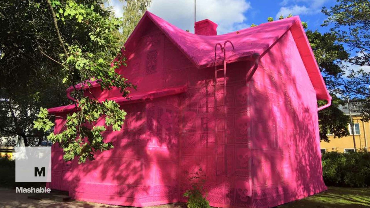 Refugees cover house in 93 miles of pink yarn as a symbol of hope