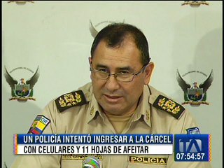 Download Video: Policía detenido por intentar introducir objetos en cárcel de Guayaquil