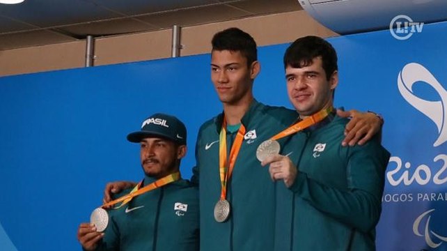 Israel Stroh celebra medalha inédita para o Brasil nos Jogos Paralímpicos