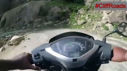 Un hombre recorrió el caminó más peligroso del mundo en moto