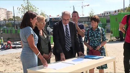 Anne Hidalgo visite le chantier du futur centre de réfugiés