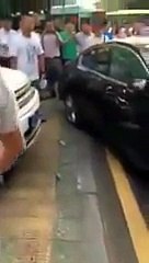 Une Jaguar l’empêche de quitter son emplacement, mais il a trouvé LA solution pour bouger sans problème !