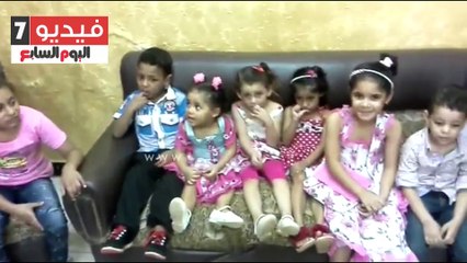 بالفيديو ..طفلة يتيمة تلقي بنفسها في حضن محافظ الشرقية